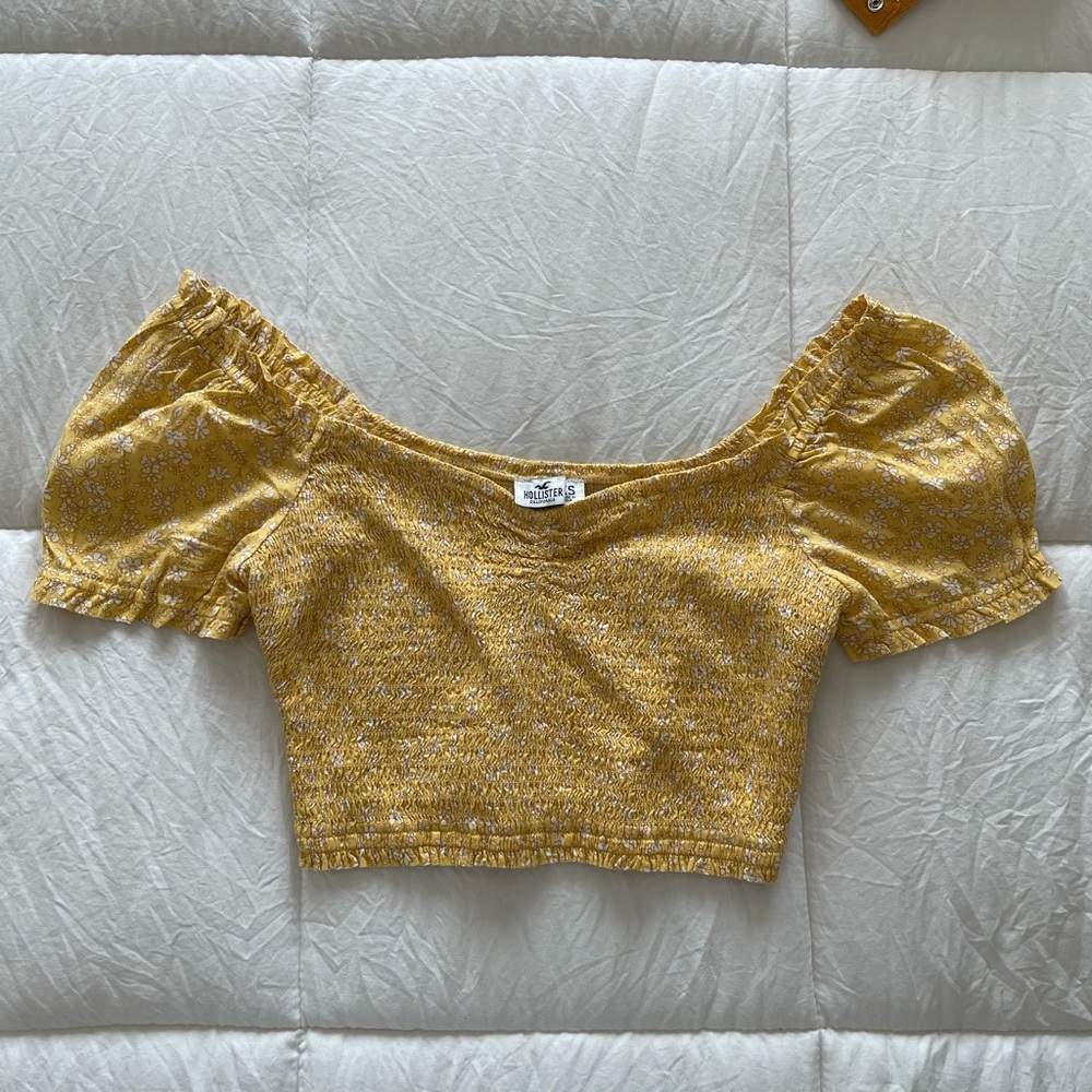 Ruched Hollister crop top with puffy sleeves